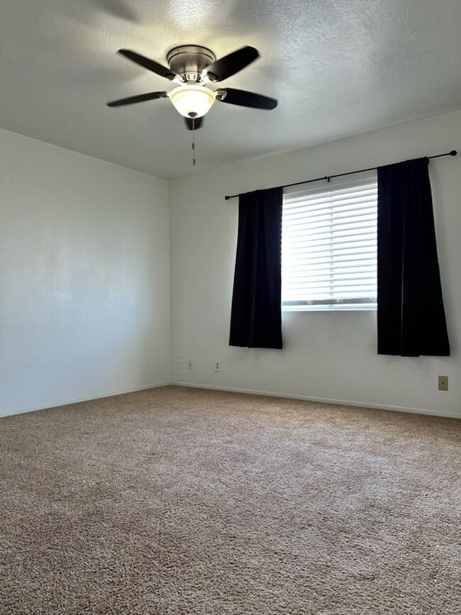 Building Photo - 1017 W Perdew Ave