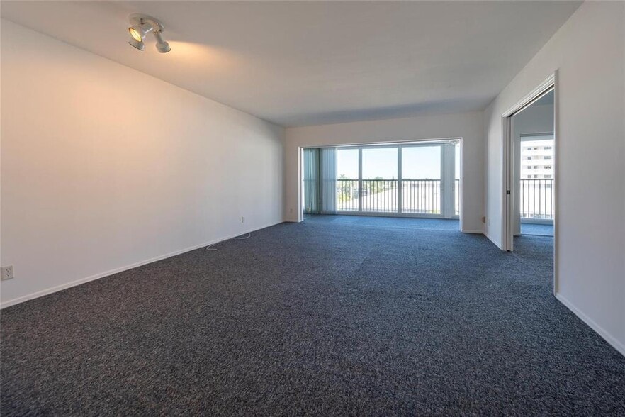 Building Photo - 3101 NE 47th Ct