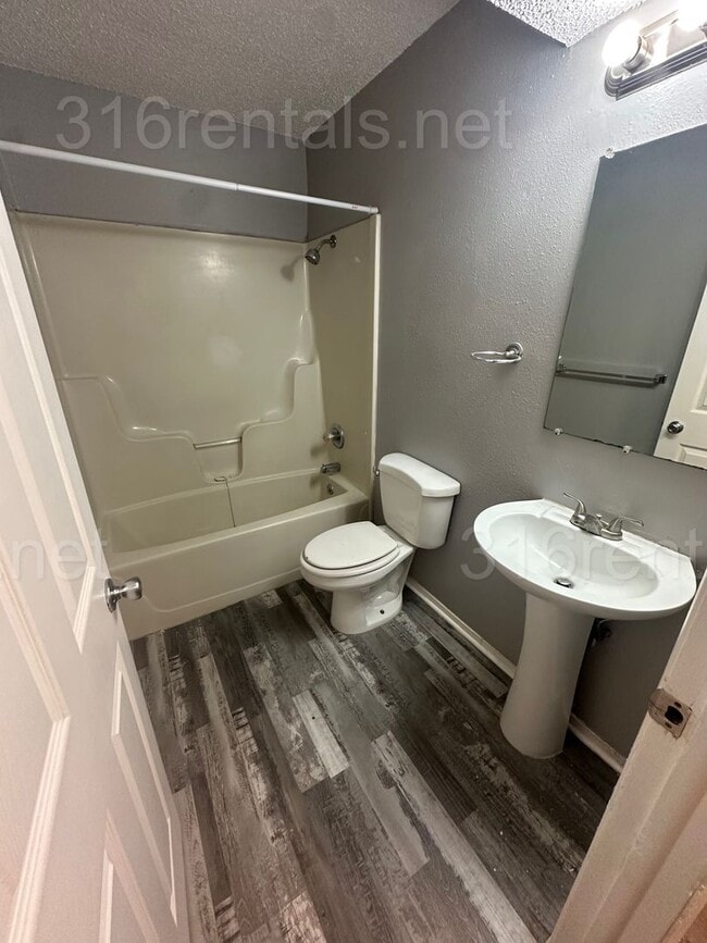 Building Photo - $895 - 2 bed 1 bath - Duplex