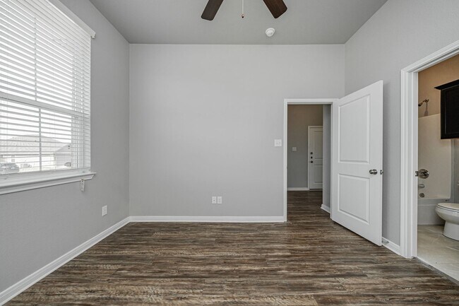 Building Photo - 521 Fallbrook Dr