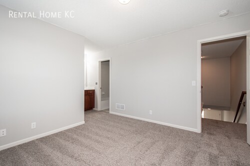 Building Photo - 2-bed, 2.5-bath 2-story Townhouse w/Finish...