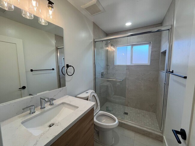 Building Photo - Remodeled in 2025!! Modern Big 7 Bedroom H...