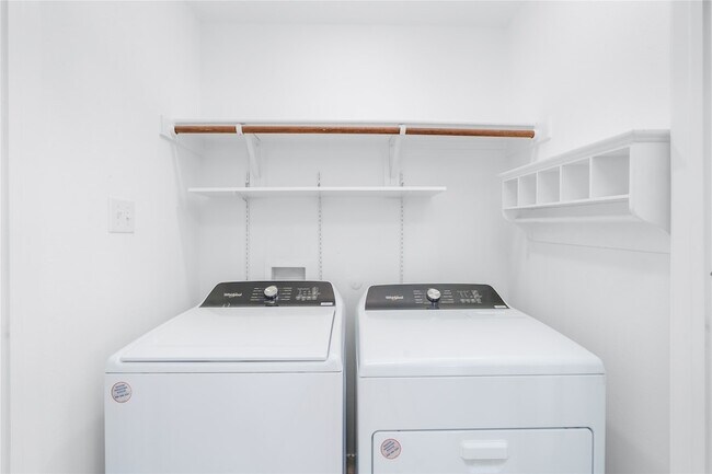 Building Photo - 7524 Larson Ln