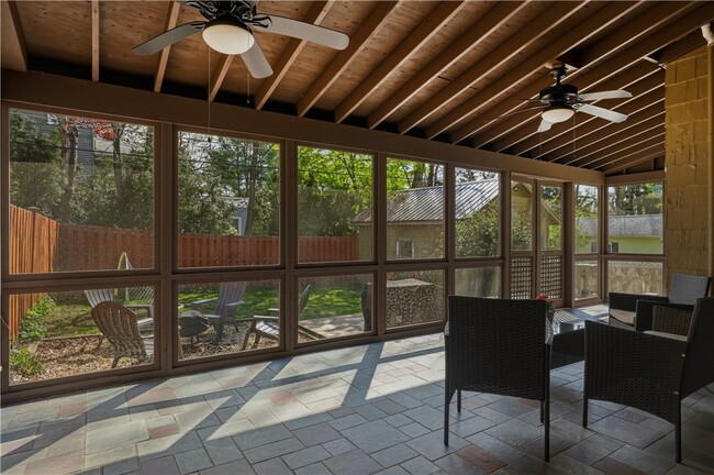 Building Photo - 98 Sunnyside Dr