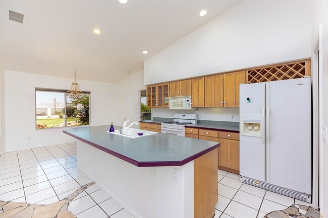 Building Photo - Long Term 4 Bedroom Rental with a Beautifu...