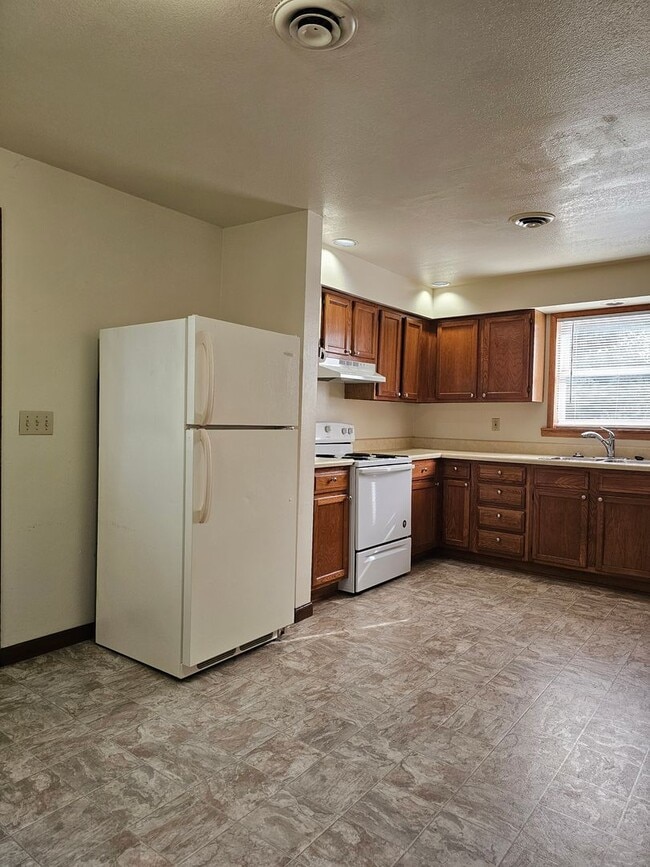 Building Photo - Large Home in Heart of BG