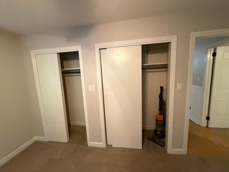 Building Photo - Room in House on Cox Mill Rd