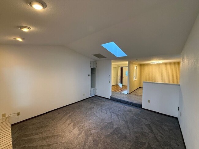 Building Photo - Spacious 3 Bedroom, 2 Bath home in Quality North Bend Neighborhood!