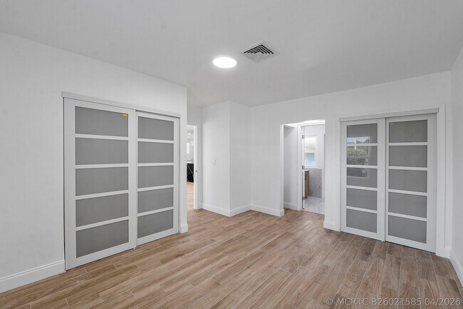 Building Photo - 400 SW 9th Ave