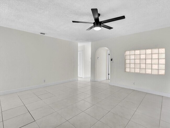 Building Photo - 6661 Meade St