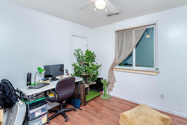 Building Photo - Darling 3 Bed 1 Bath Home