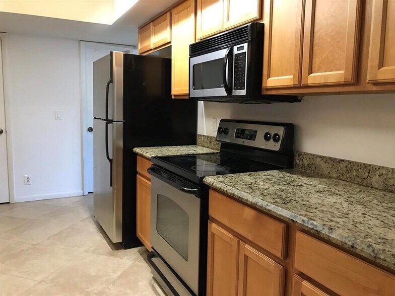 Building Photo - 1305 Periwinkle Pl