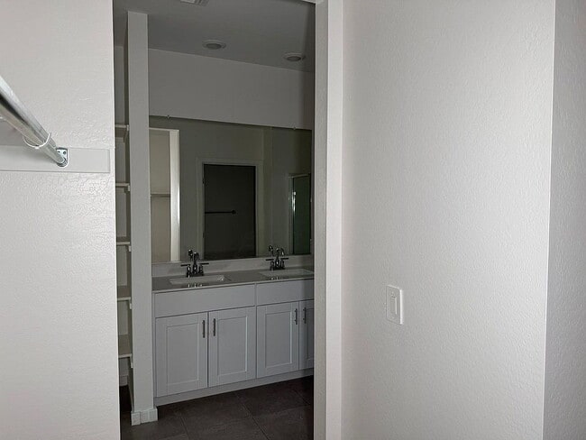 Building Photo - Move in today and enjoy