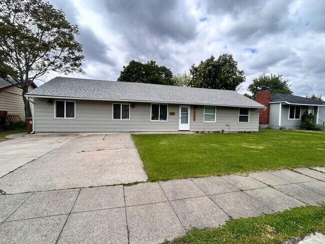 Building Photo - Completely Renovated 4 Bed, 2 Bath Home in Spokane!