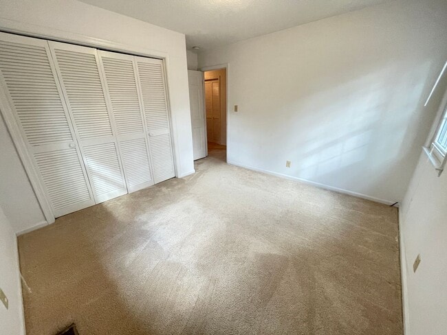 Building Photo - Lovely 3br 2ba home in quiet Chapel Hill neighborhood, walking distance to McDougle Elementary!