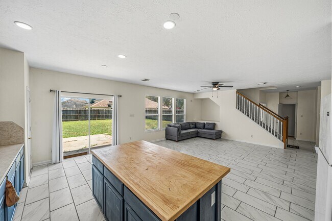 Building Photo - 9641 Weldridge Dr