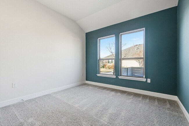 Building Photo - 1332 Square foot townhome in a beautiful community in Argyle, TX ready for lease.