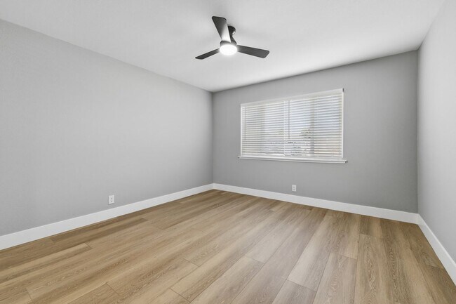 Building Photo - Donner