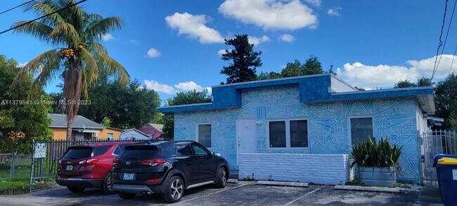 Building Photo - 110 NE 56th St