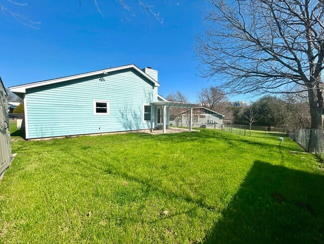 Building Photo - Spacious & Cozy 3/BR 2/BA Single Family Home in Austin!