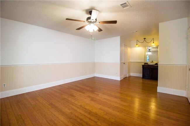 Building Photo - 8211 Pilgrims Pl