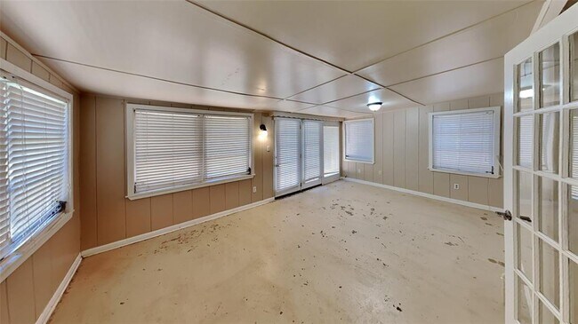 Building Photo - 2640 Manchester Dr