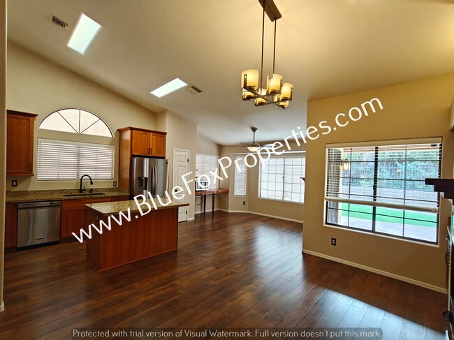 Building Photo - 1560 E Sonoran Desert Dr