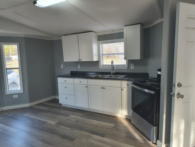 Building Photo - 814 S Kern Ave