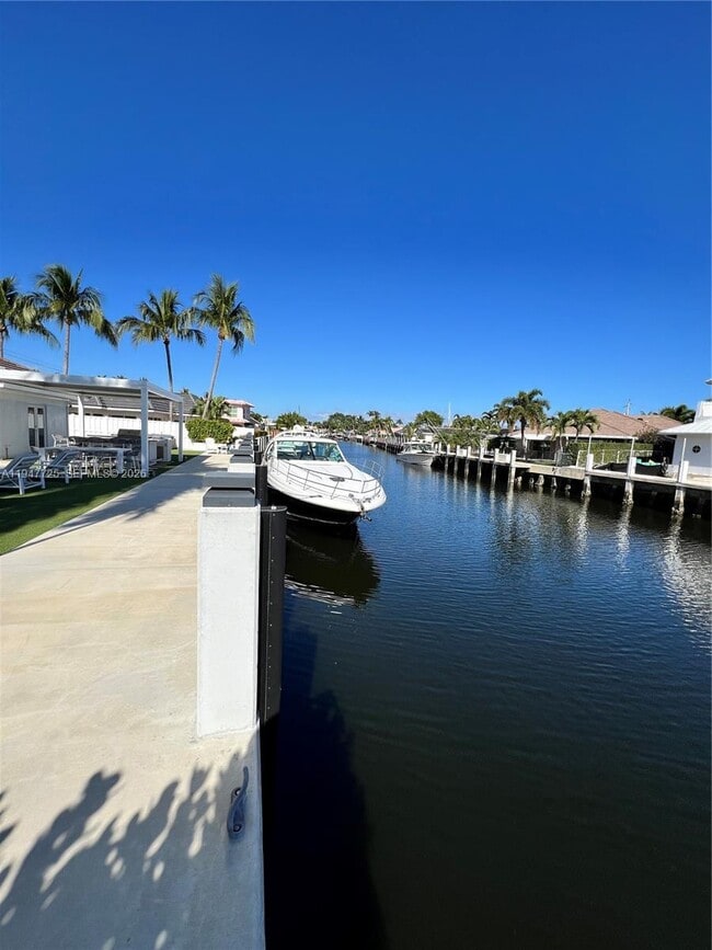 Building Photo - 5510 Bayview Dr