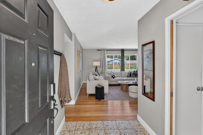 Building Photo - Spacious 4-Bed Oasis with 2 Full Baths