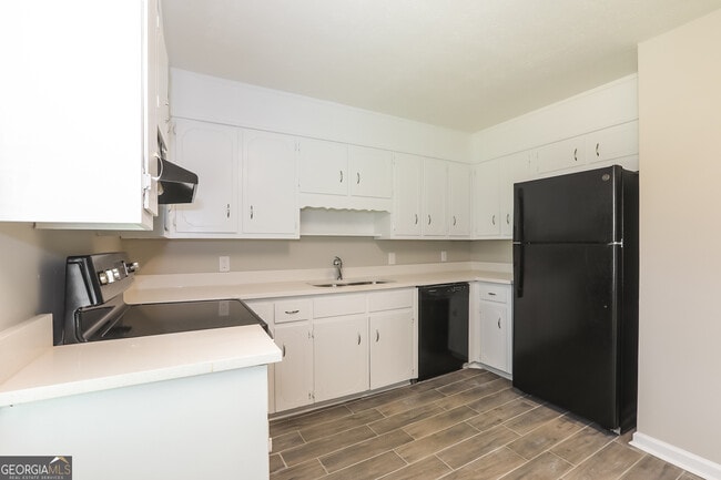 Building Photo - 2974 Landmark Dr SE