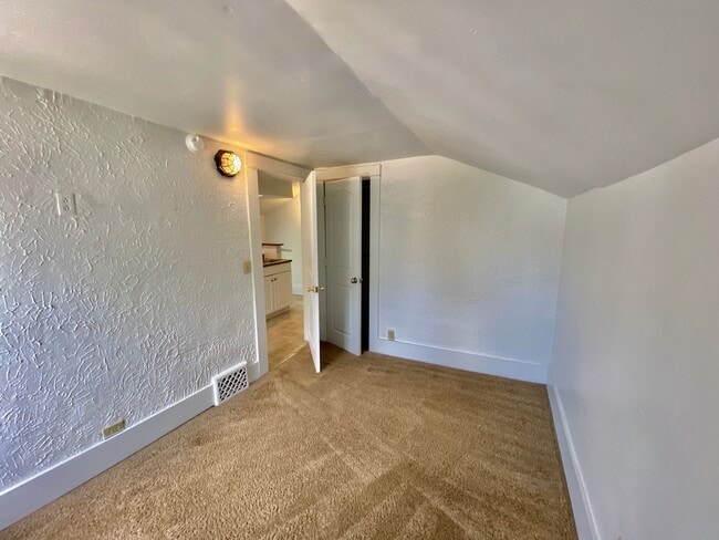 Building Photo - 211O