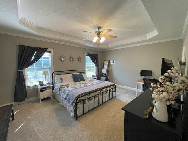 Building Photo - Charming 4 bedroom/2.5 bathroom in Tudor Branch!