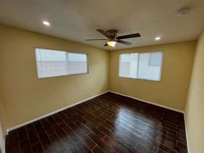 Building Photo - MOVE IN READY 4+2 w/bonus room + open floo...