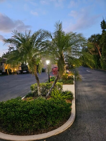 Building Photo - 2612 Clubhouse Dr