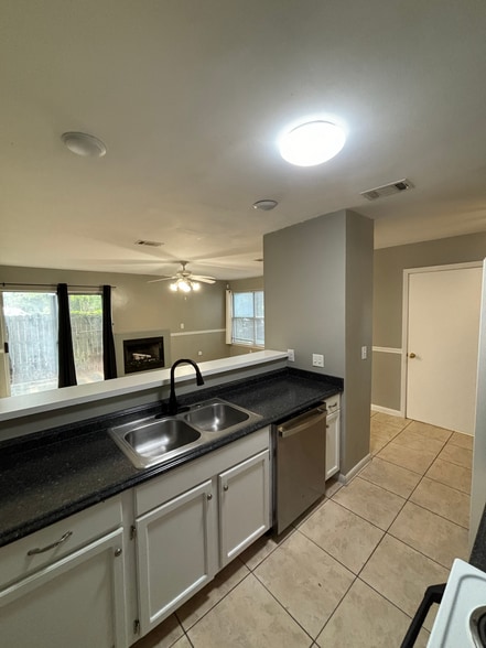 Building Photo - 300 OLYMPIA CT