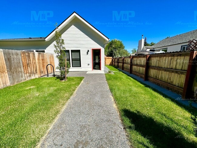 Building Photo - 301 Parker St