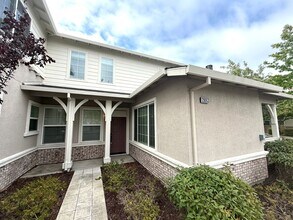 Building Photo - Hayward Condo 3 Bed/2.5 Bath Updated kitch...
