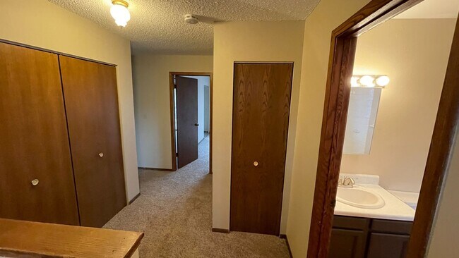 Building Photo - 2261 Springbrook Ct