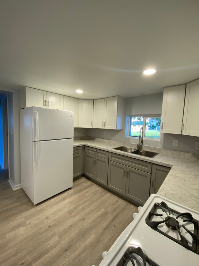 Building Photo - 1584 North Rd SE