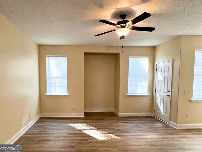 Building Photo - 818 Davis Ave