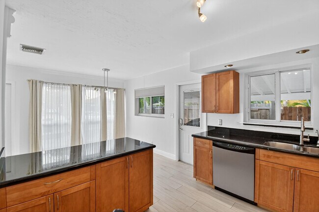 Building Photo - 1606 NE 15th Ave