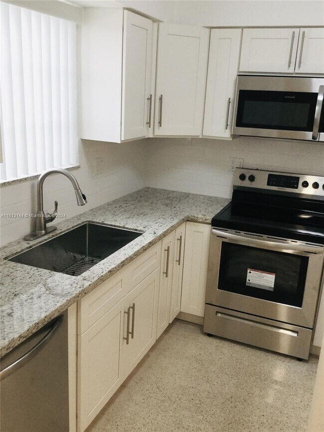 Building Photo - 18280 S Glades Dr