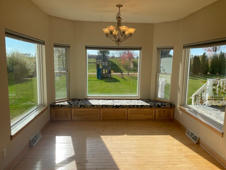 Building Photo - 3169 Pleasant St