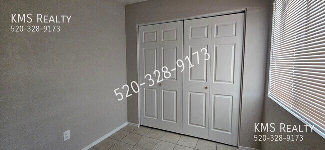Building Photo - 1577 W Aztec Ct