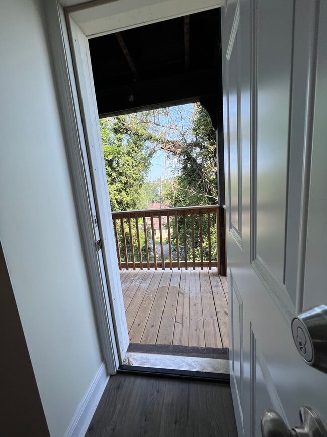 Building Photo - Updated 4BR 1.5 bath home with rear parking!