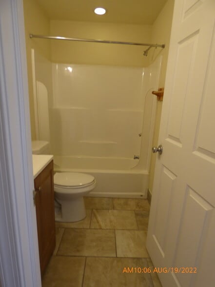 Bath - 3827 Hamilton St