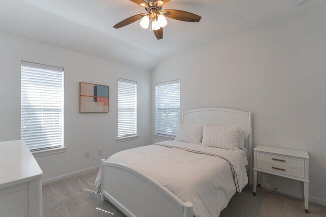 Building Photo - 135 S Rocky Point Cir