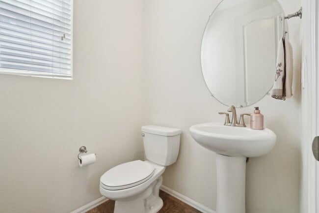 Building Photo - 4 bed 3.5 bath house located in Thornton!!