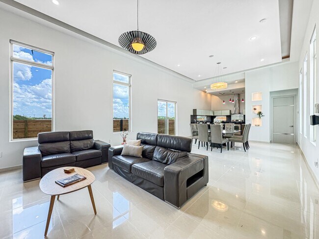 Building Photo - Modern 3-Bed / 3-Bath Home with Pool!